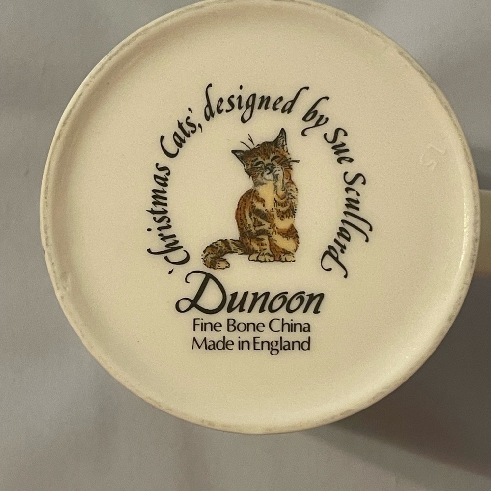 Dunoon Christmas Cats Mug - Picture 3 of 3